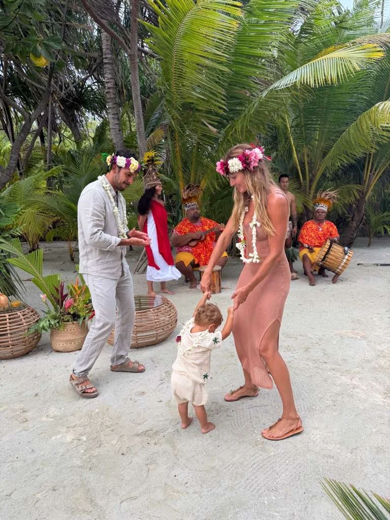 Gisele Bundchen with her son and Joaquim Valente.